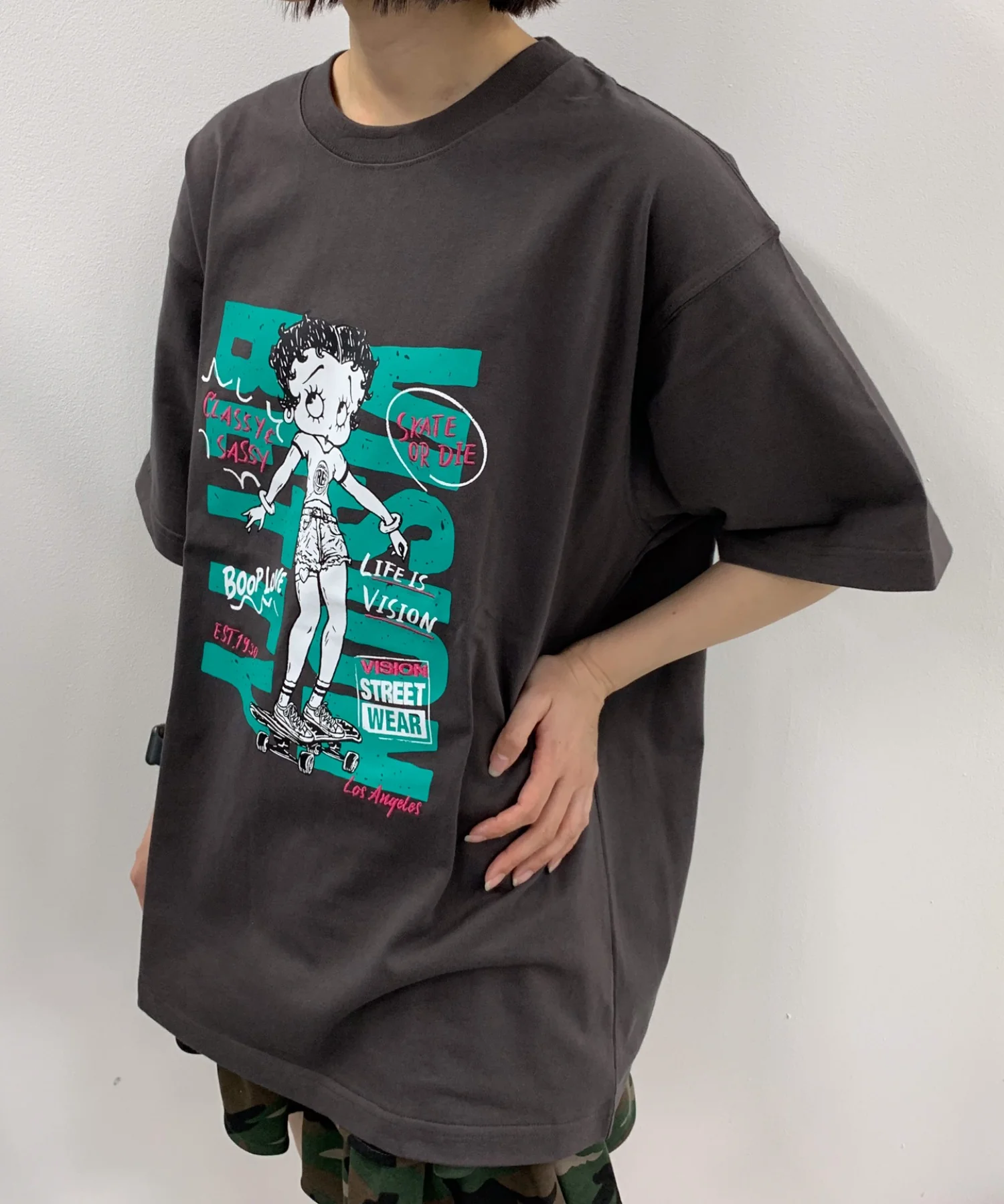 VISION BETTYグラフィックT - Image 3