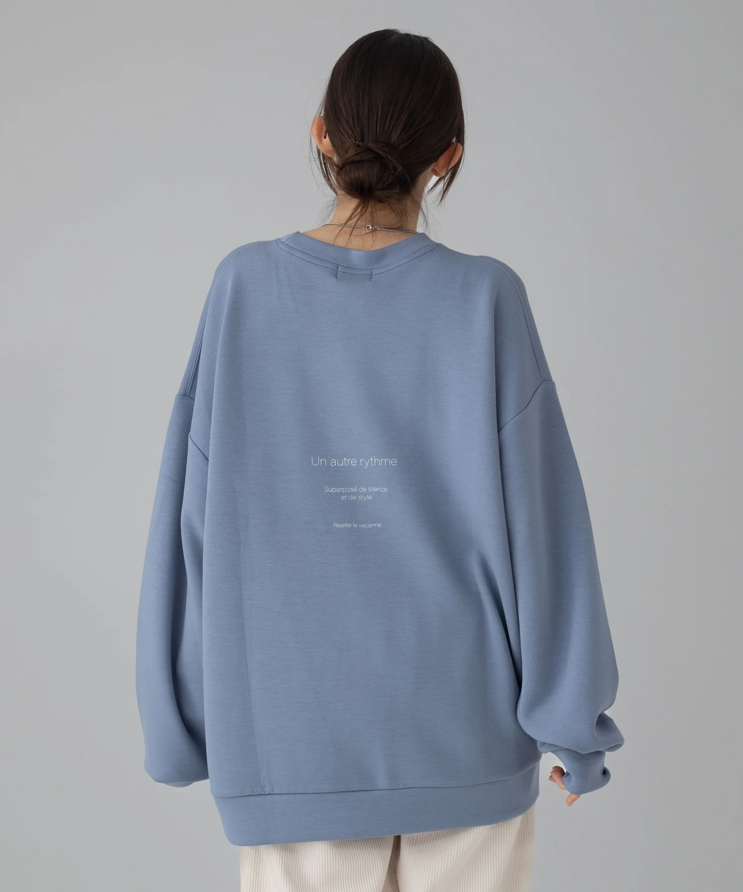 アクセ付きフォトグラフィックプルオーバー - Image 25
