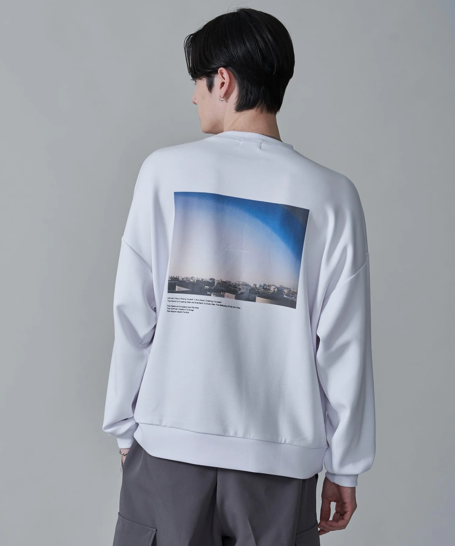 アクセ付きフォトグラフィックプルオーバー - Image 11