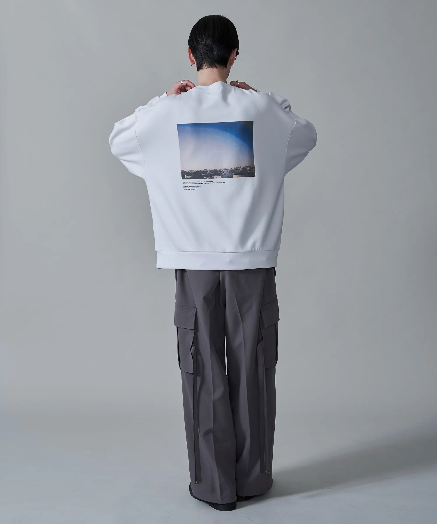 アクセ付きフォトグラフィックプルオーバー - Image 13