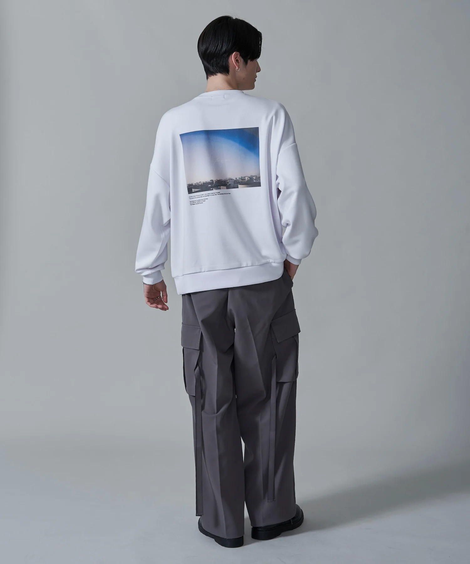 アクセ付きフォトグラフィックプルオーバー - Image 14