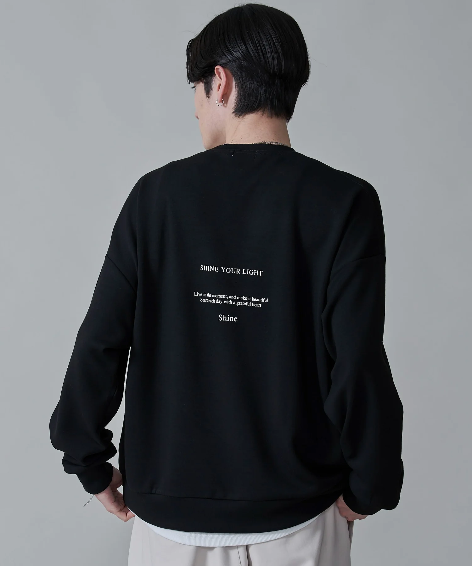 アクセ付きフォトグラフィックプルオーバー - Image 16