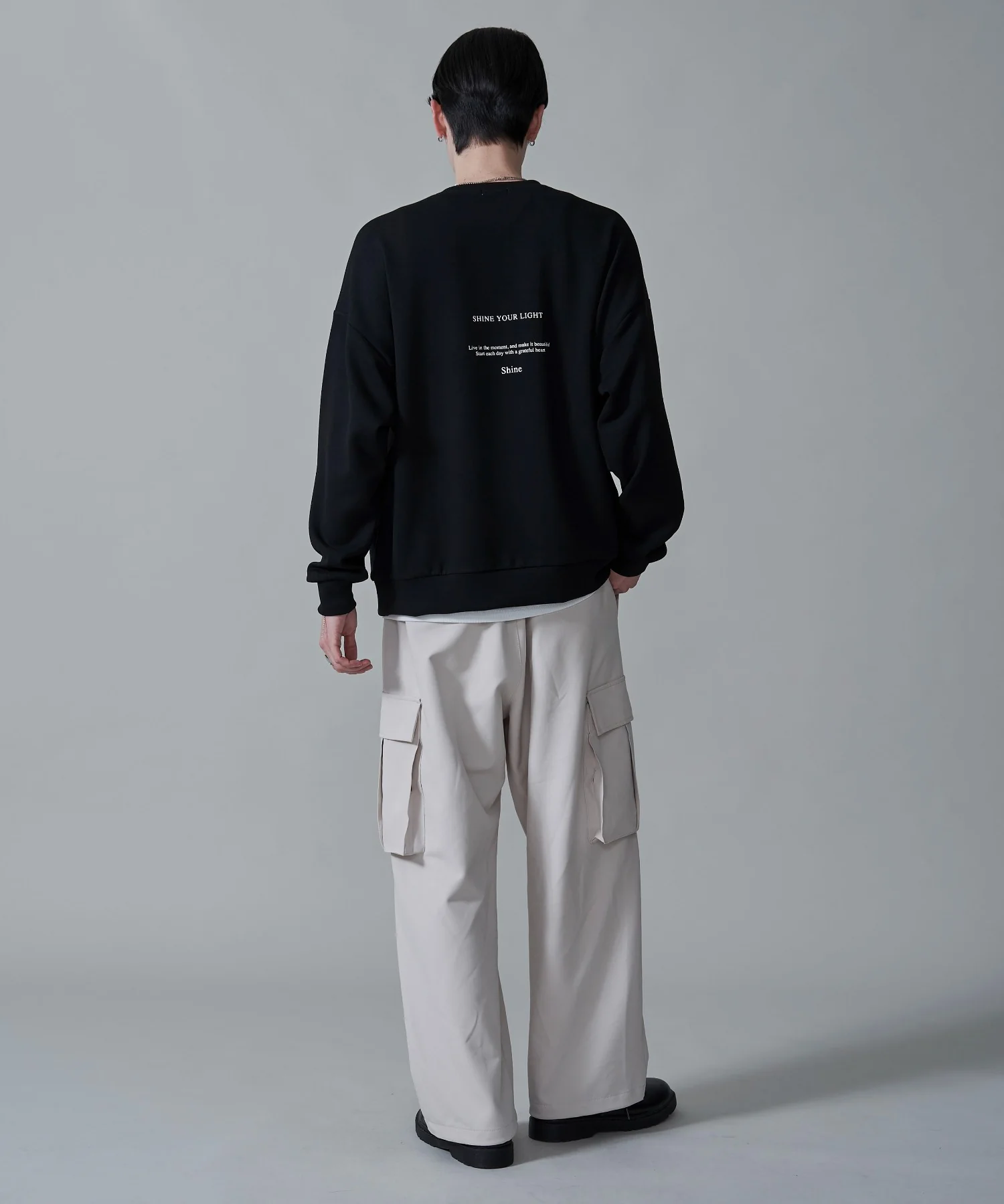 アクセ付きフォトグラフィックプルオーバー - Image 4