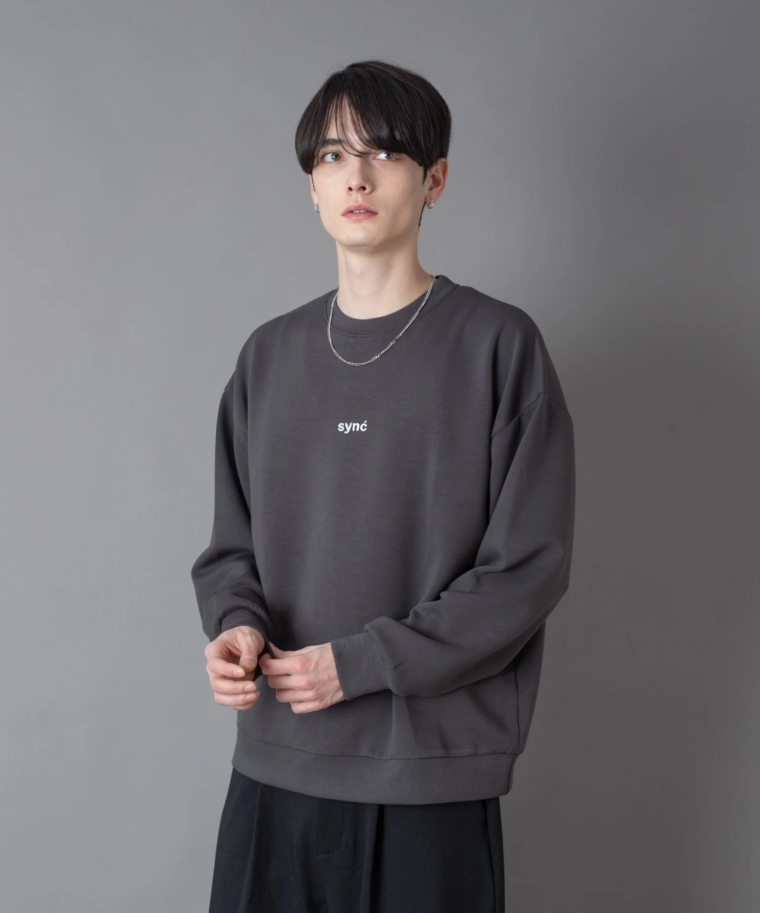 アクセ付きフォトグラフィックプルオーバー - Image 3