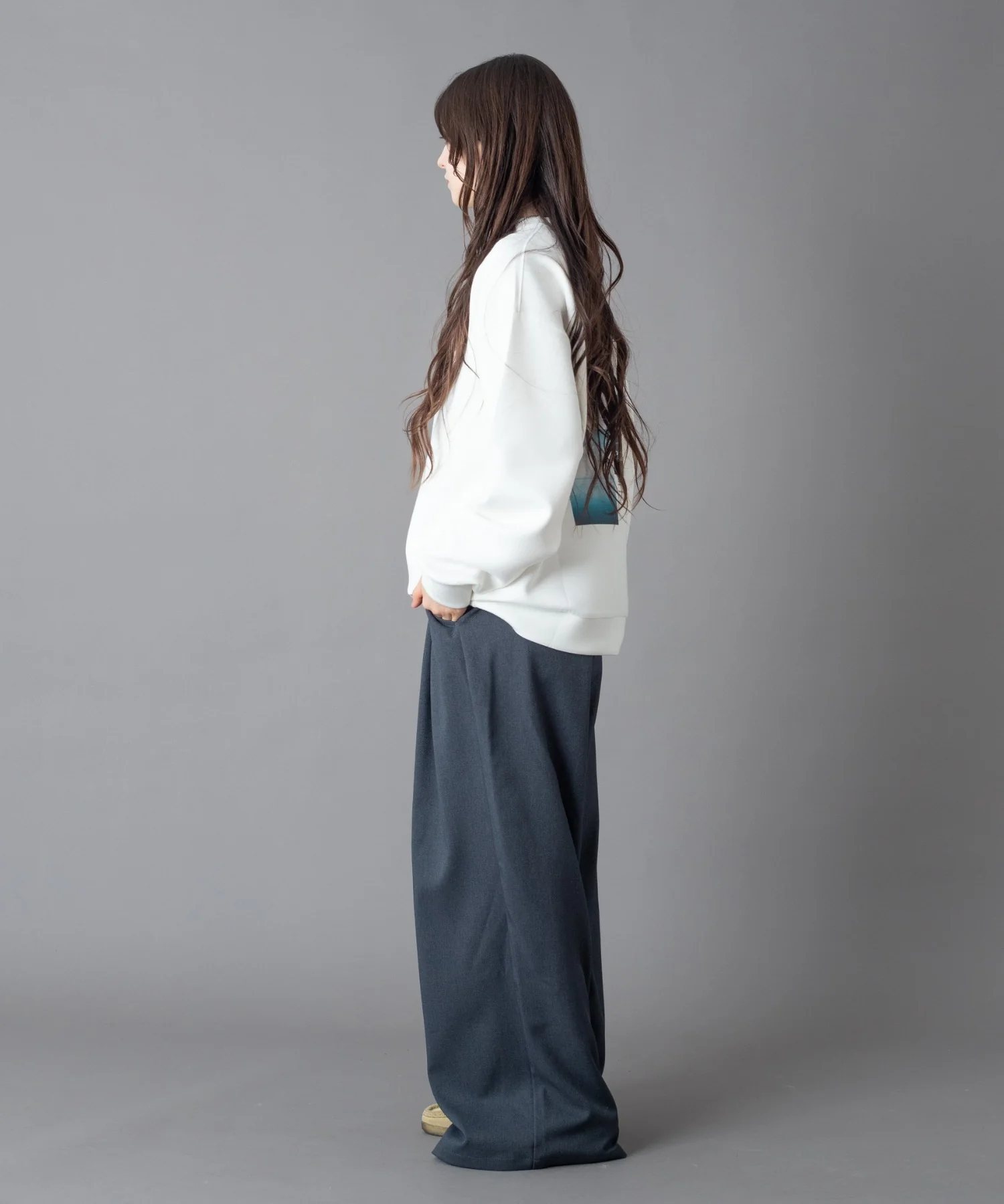 アクセ付きフォトグラフィックプルオーバー - Image 34