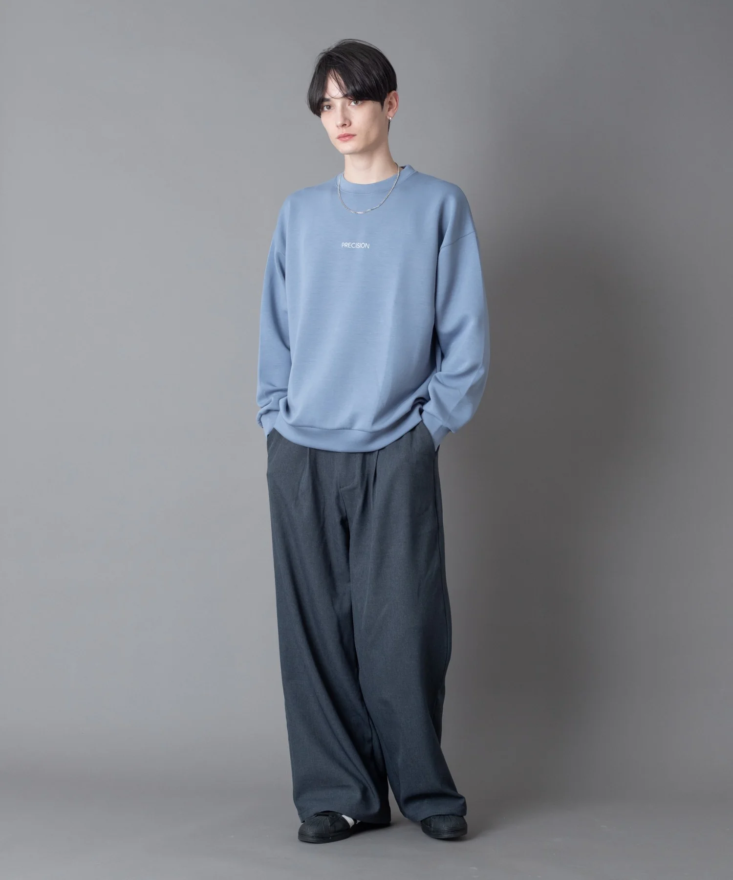 アクセ付きフォトグラフィックプルオーバー - Image 4