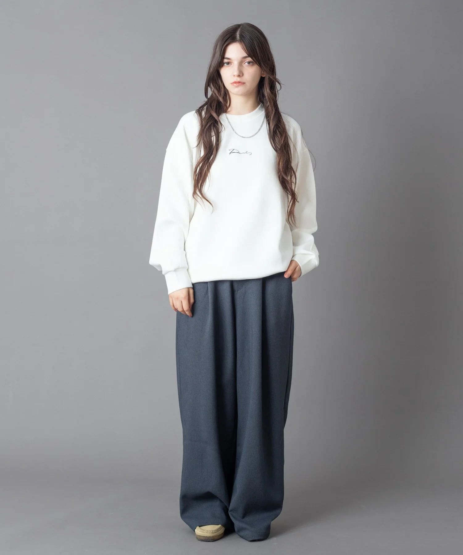 アクセ付きフォトグラフィックプルオーバー - Image 6