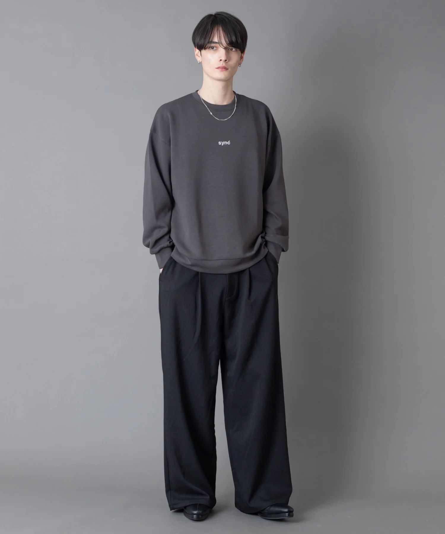 アクセ付きフォトグラフィックプルオーバー - Image 7