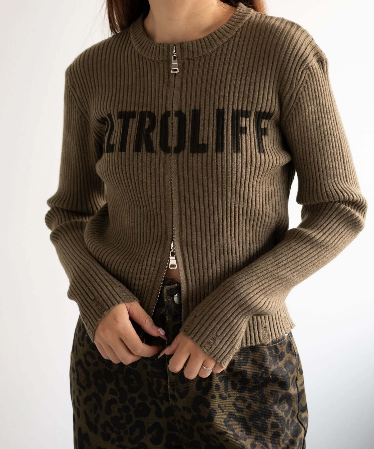 シンプルロゴWZIPニット - Image 8
