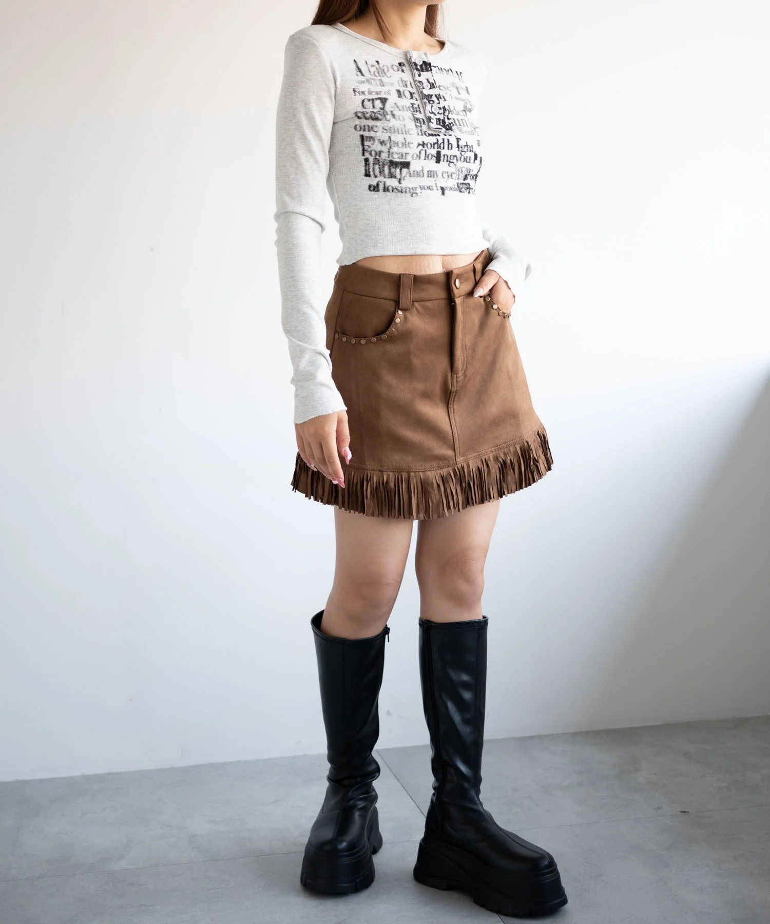 ヘンリーネックグラフィックピチトップス - Image 8