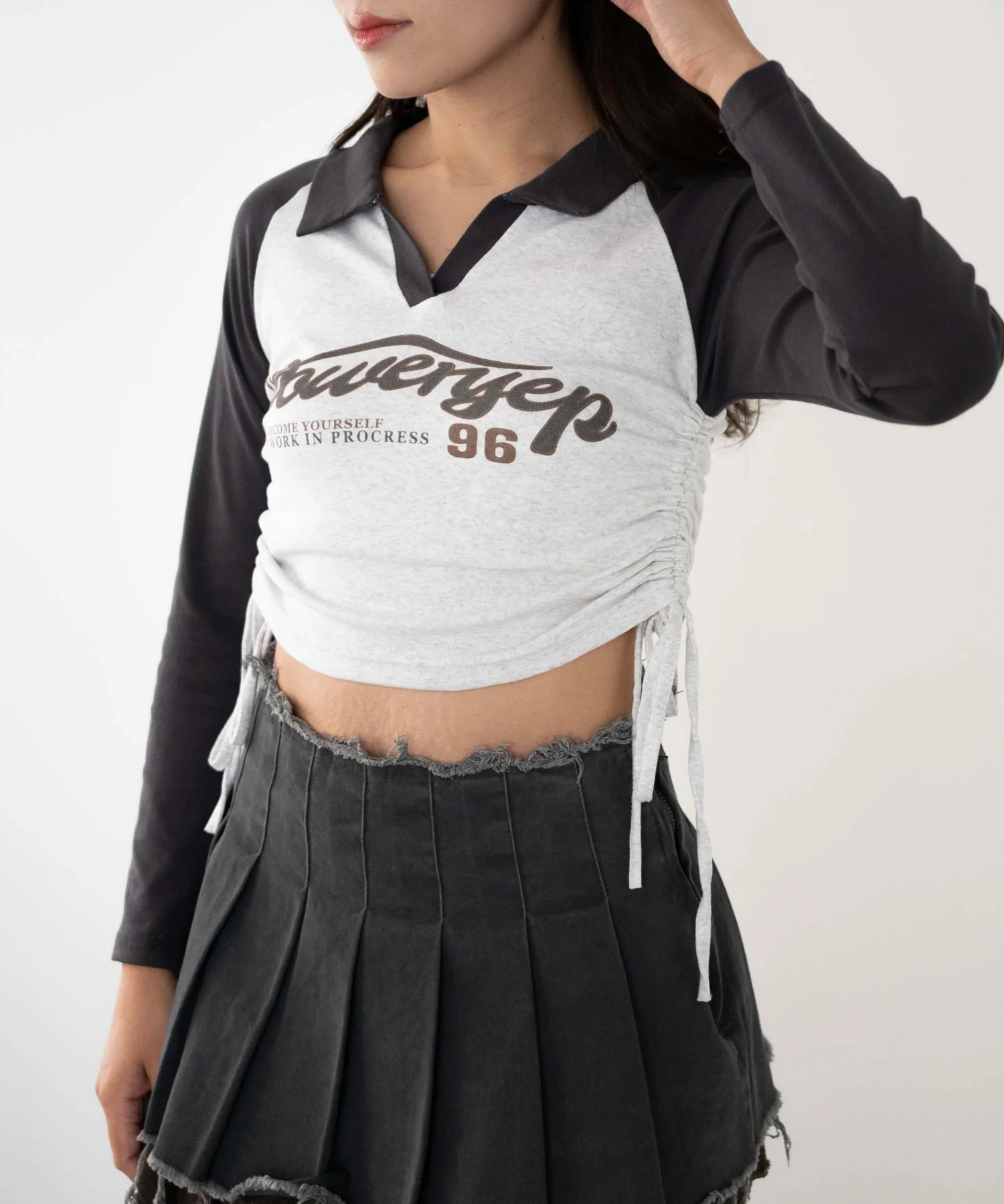 サイドギャザー配色ロゴVネックトップス - Image 10