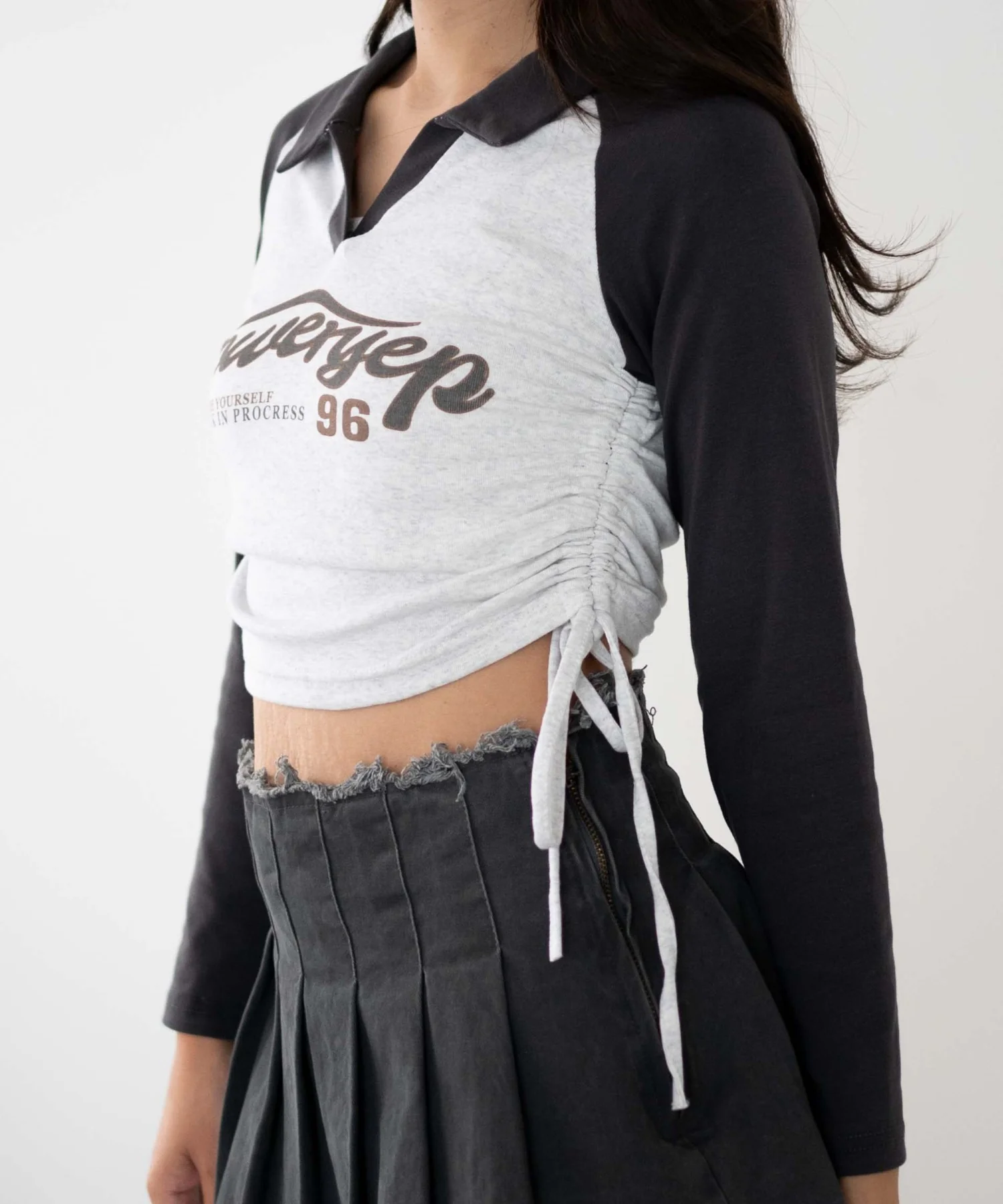 サイドギャザー配色ロゴVネックトップス - Image 11