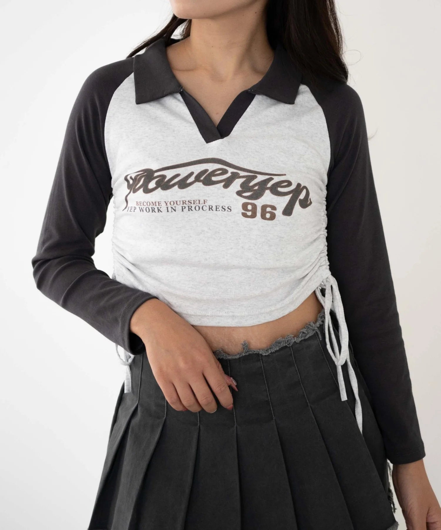 サイドギャザー配色ロゴVネックトップス - Image 9