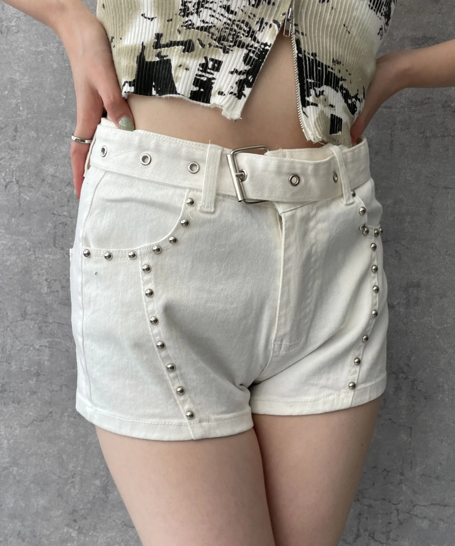 ベルト付きスタッズショートパンツ
