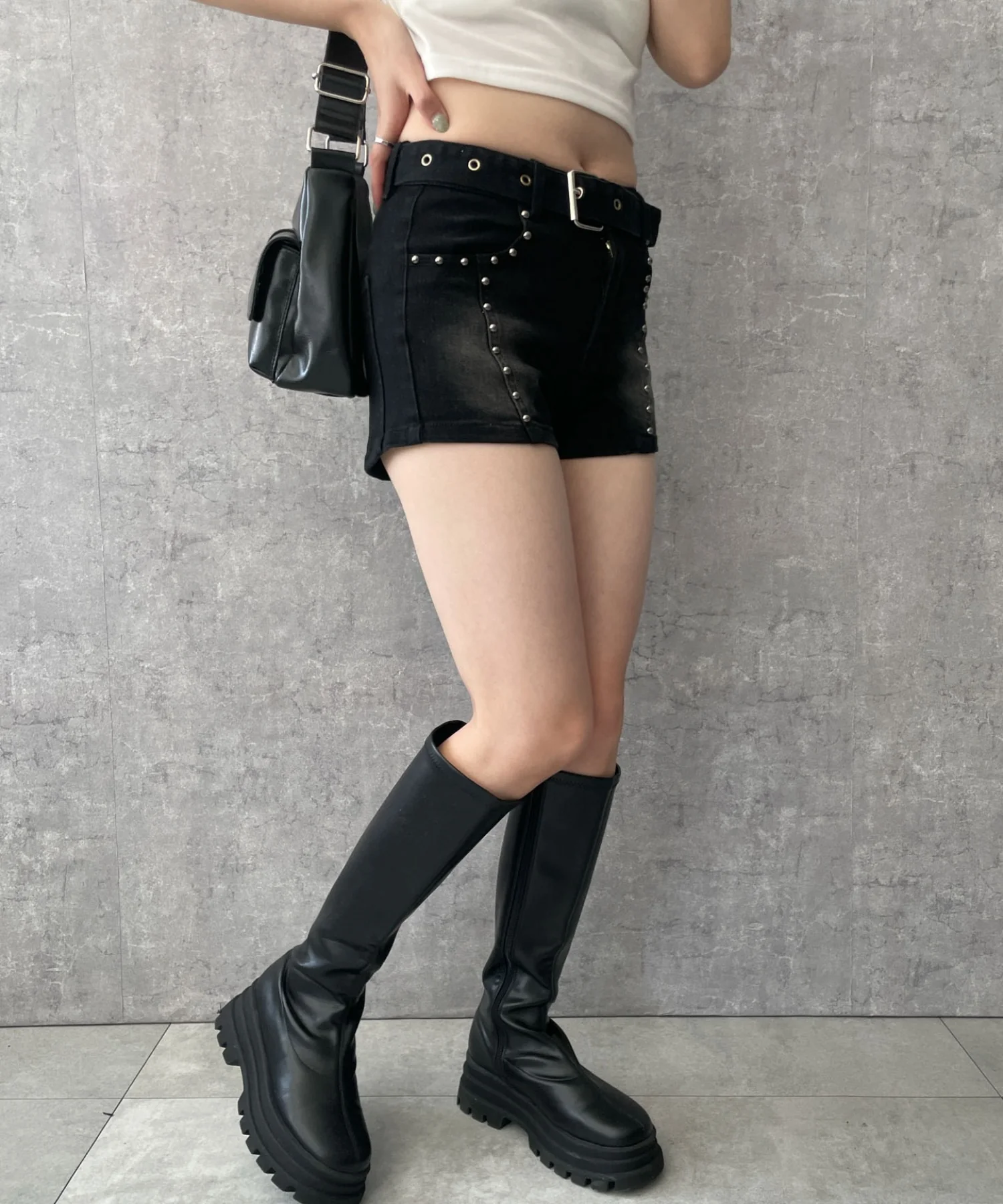 ベルト付きスタッズショートパンツ - Image 10