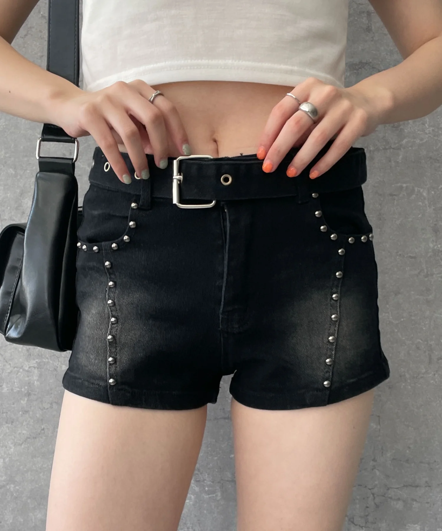 ベルト付きスタッズショートパンツ - Image 2