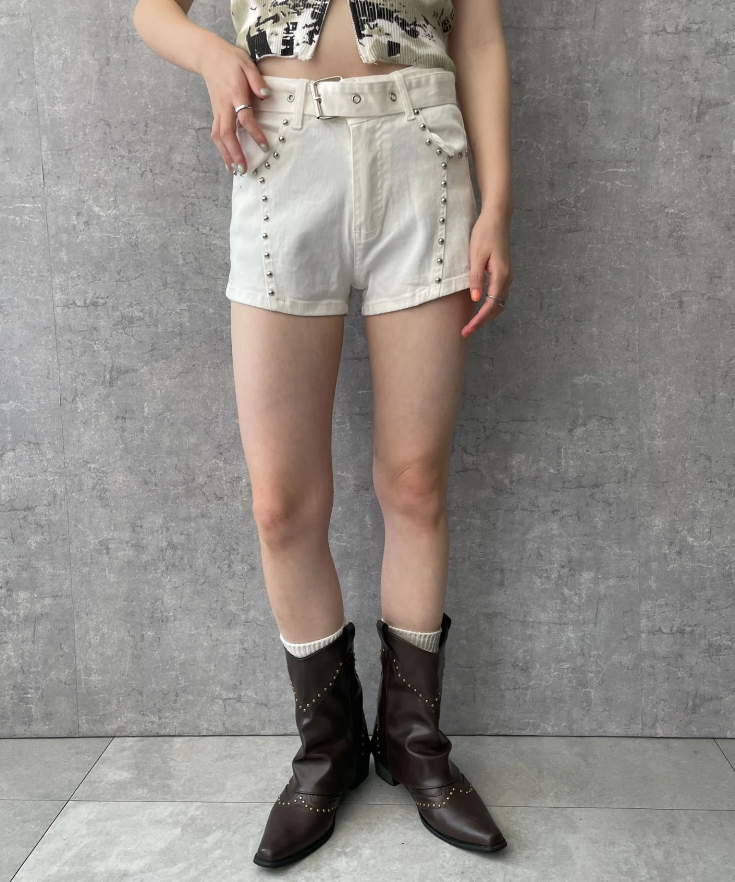 ベルト付きスタッズショートパンツ - Image 6