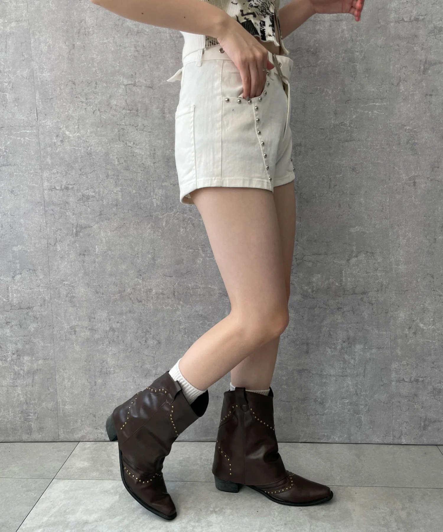 ベルト付きスタッズショートパンツ - Image 8