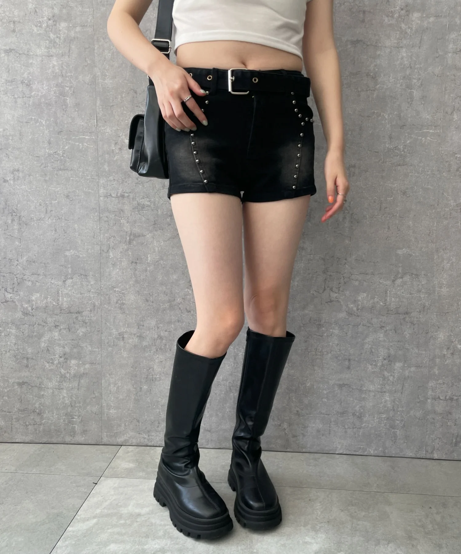 ベルト付きスタッズショートパンツ - Image 9