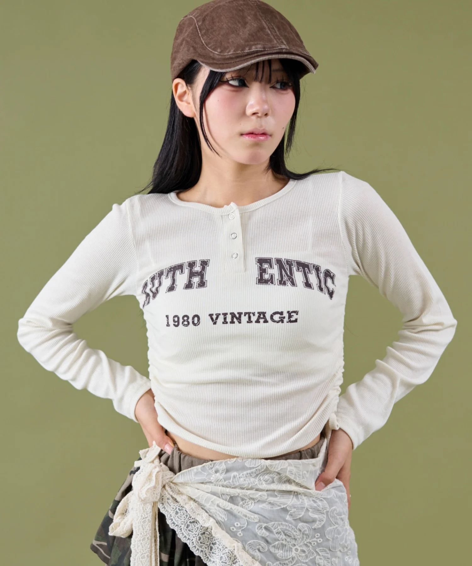 サイドギャザーヘンリーネックロゴTOP - Image 9