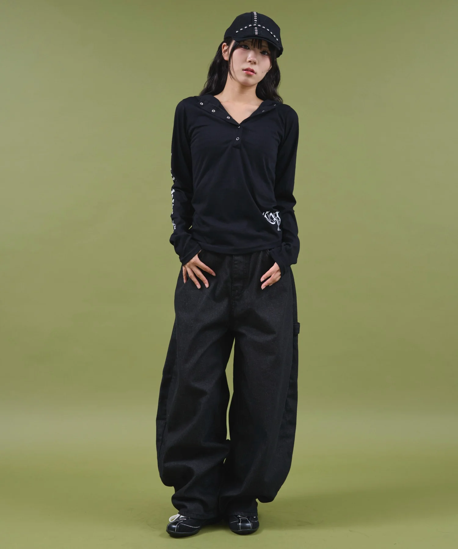 キーネックロゴデザインフーディー - Image 4