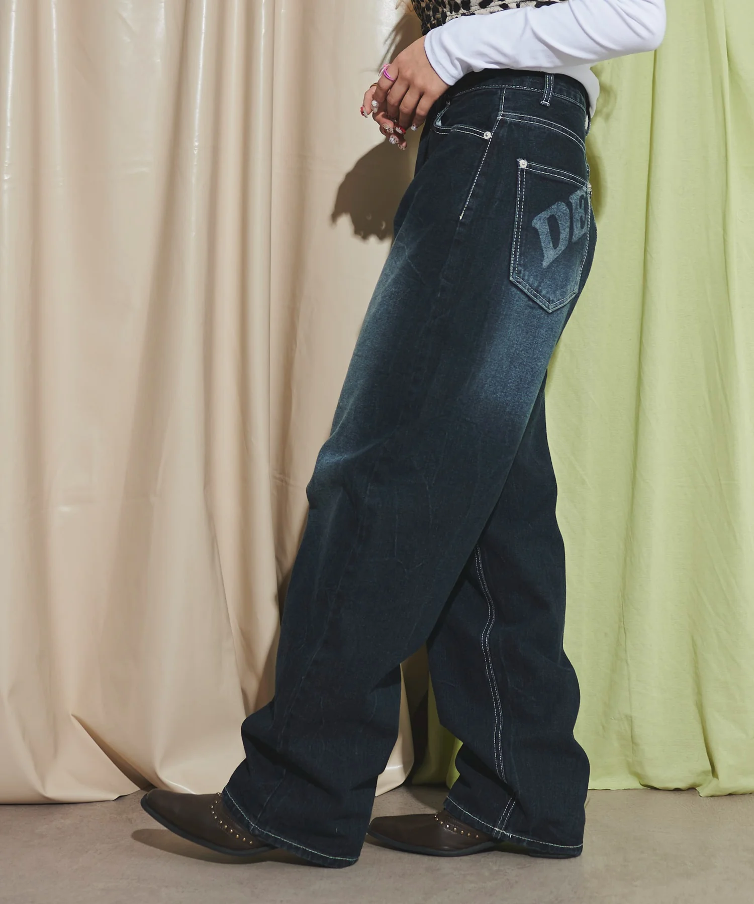 バックロゴワイドデニムパンツ - Image 4