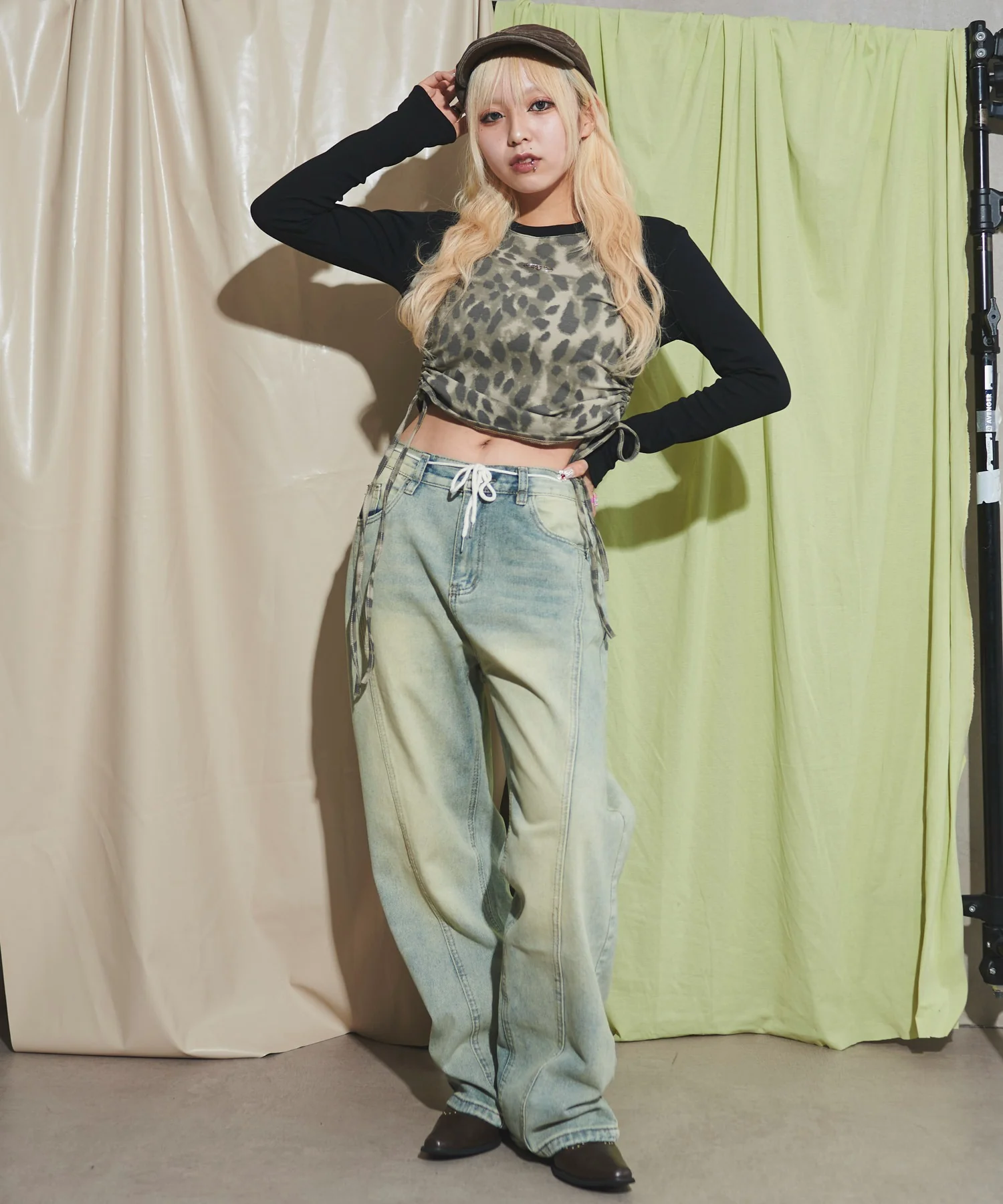 ブローチ付きサイドギャザーレオパードトップ - Image 4