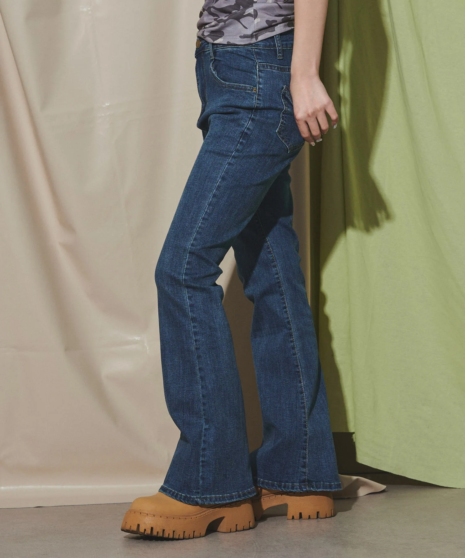 ウォッシュドフレアデニムパンツ - Image 7