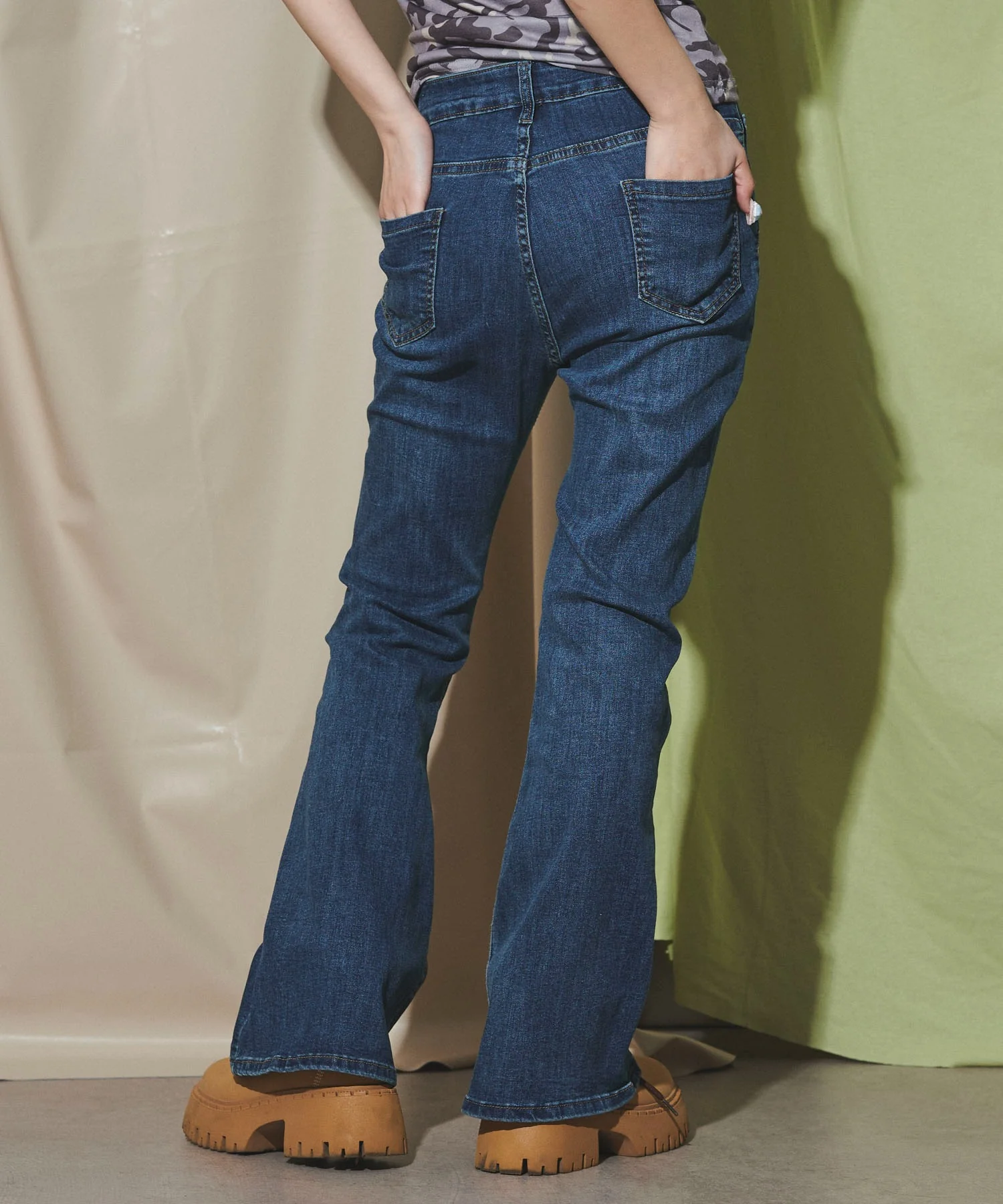 ウォッシュドフレアデニムパンツ - Image 8