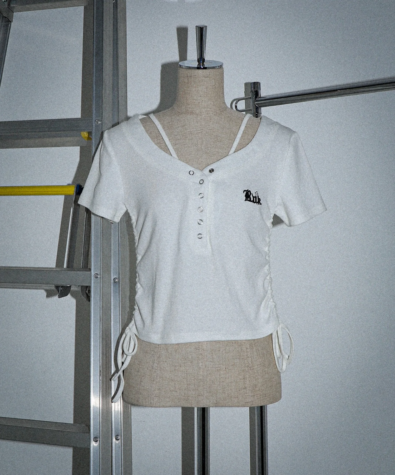 ヘンリーネックロゴ刺繍T - Image 3