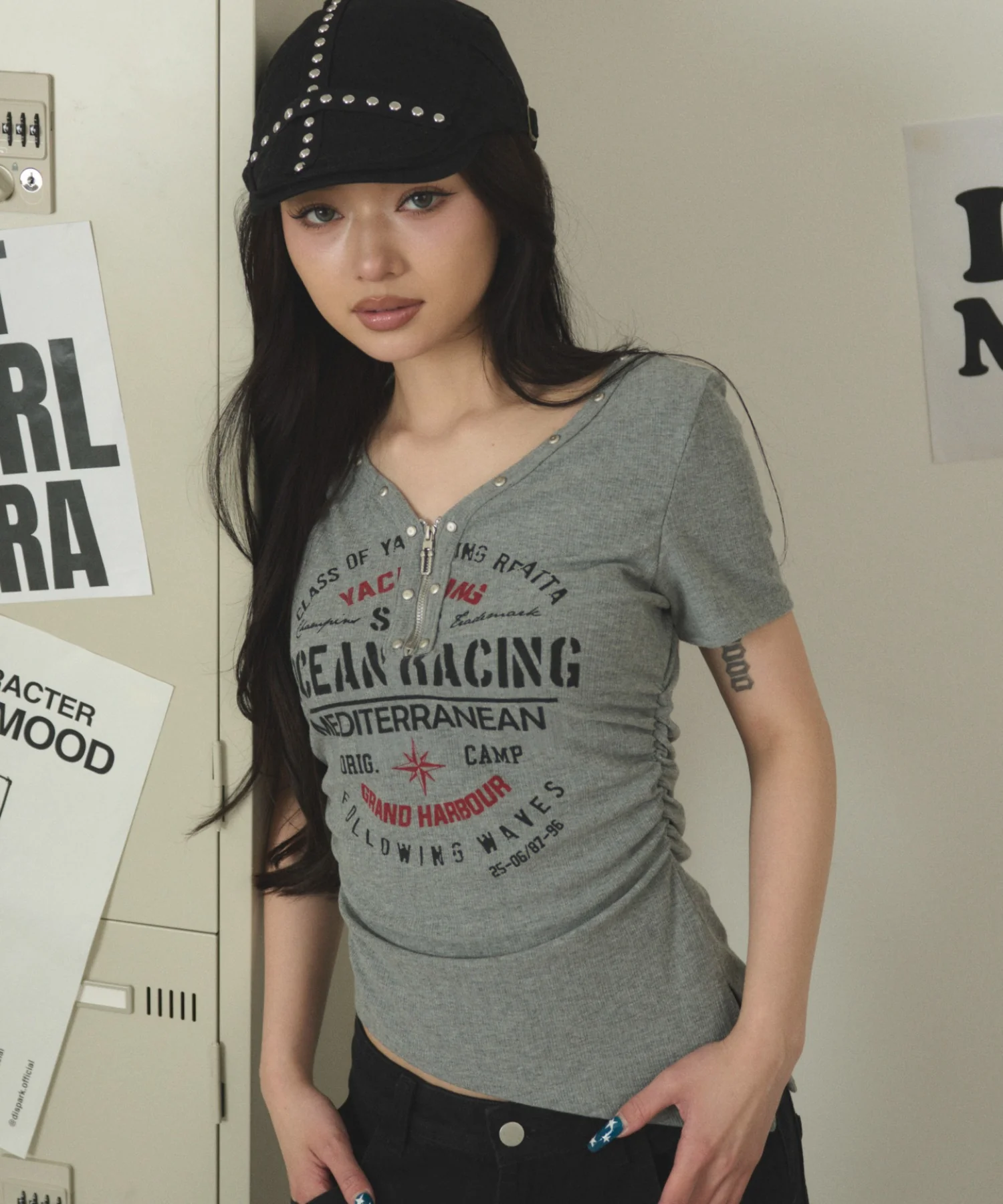 スタッズジップVネックSS Tシャツ - Image 2