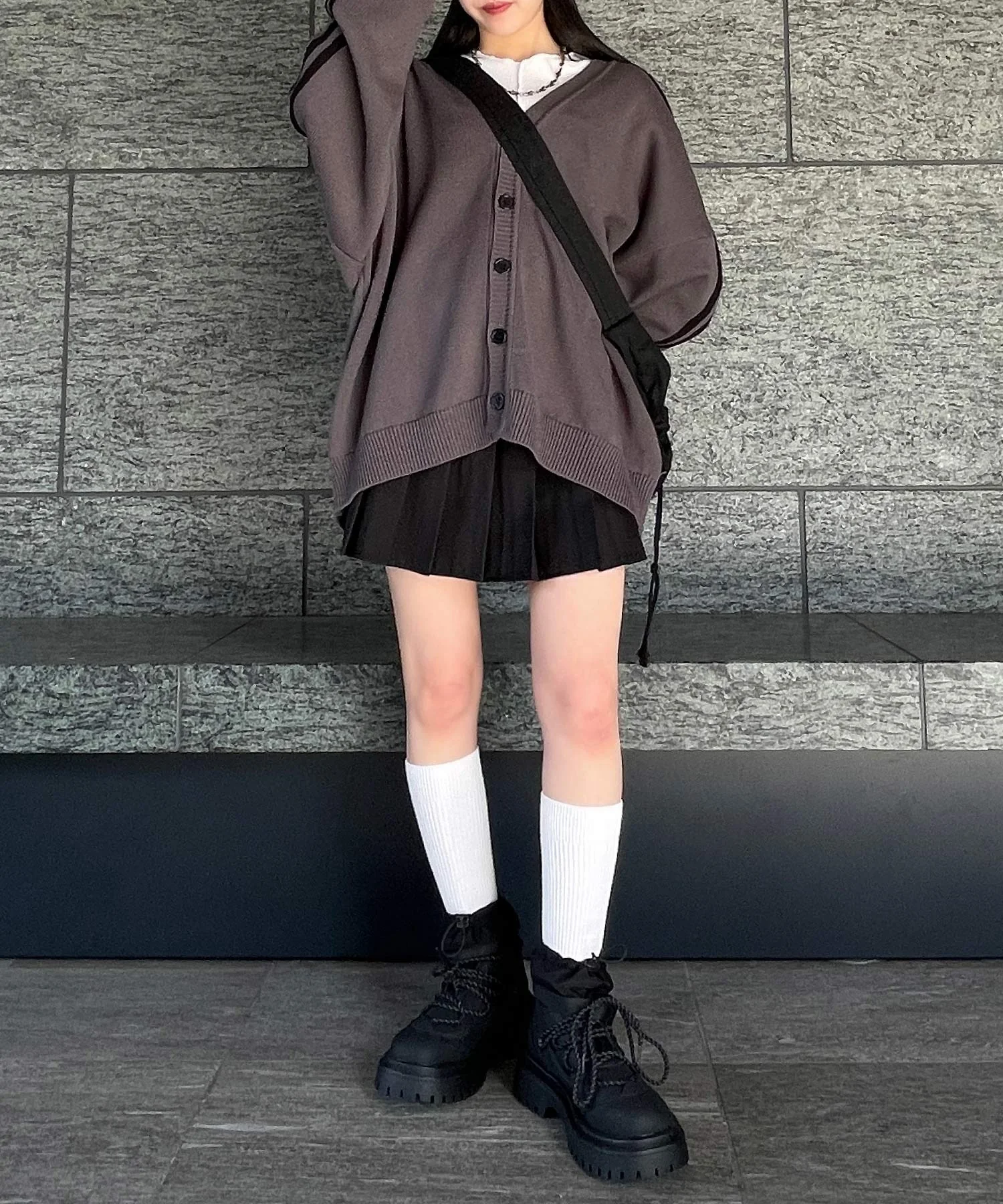 ベルト付きチェーンプリーツミニスカート - Image 15
