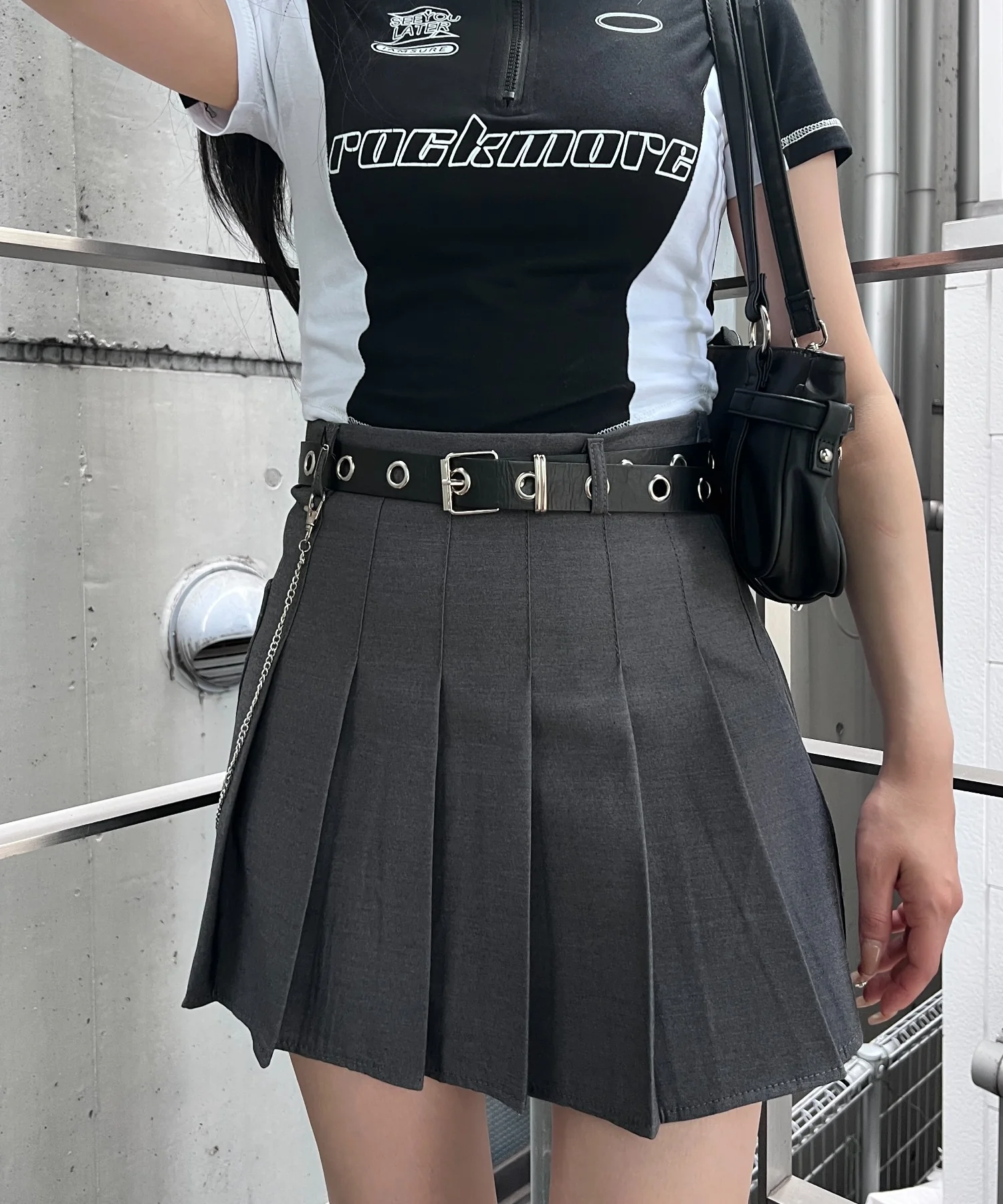 ベルト付きチェーンプリーツミニスカート - Image 2