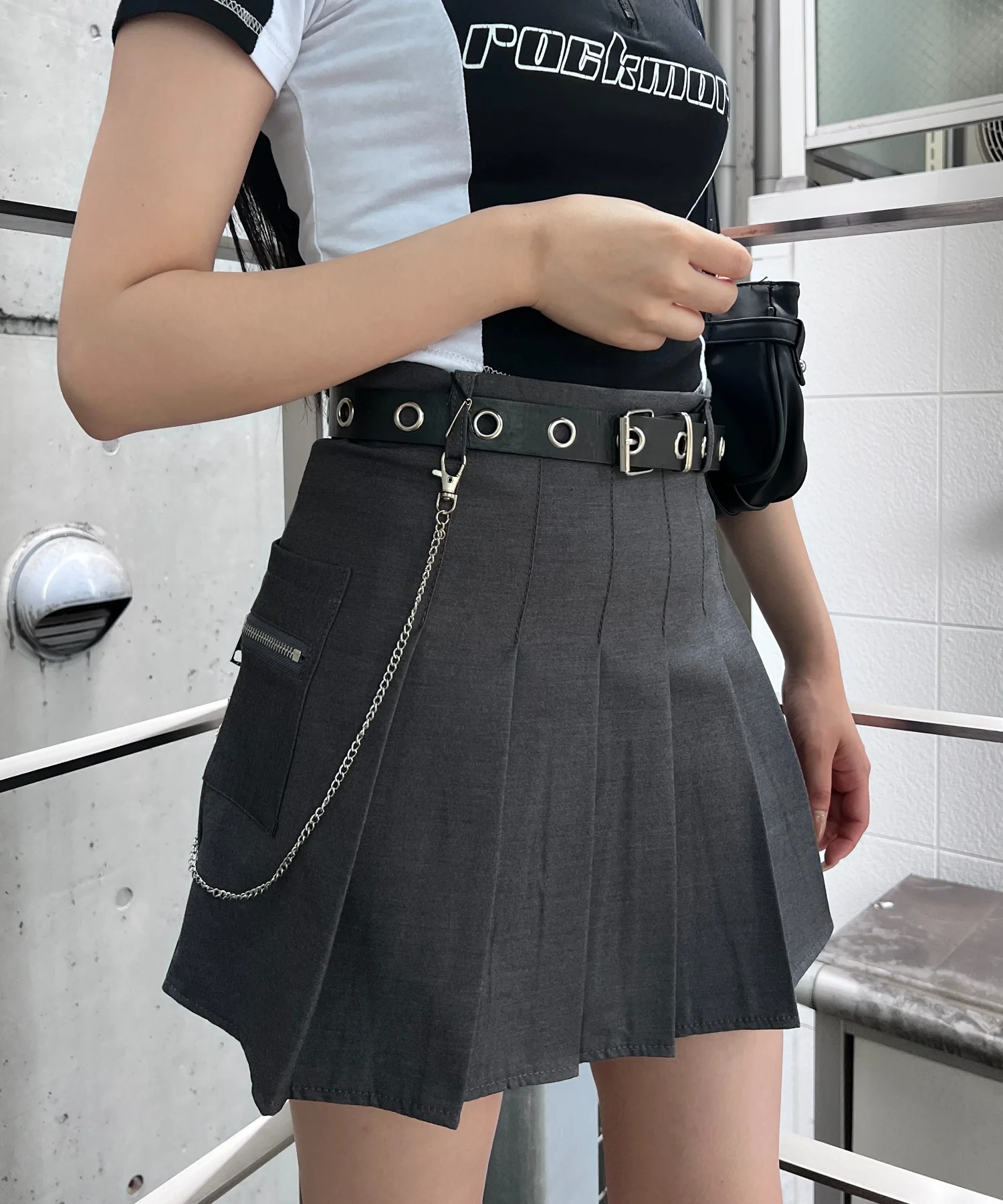 ベルト付きチェーンプリーツミニスカート - Image 3