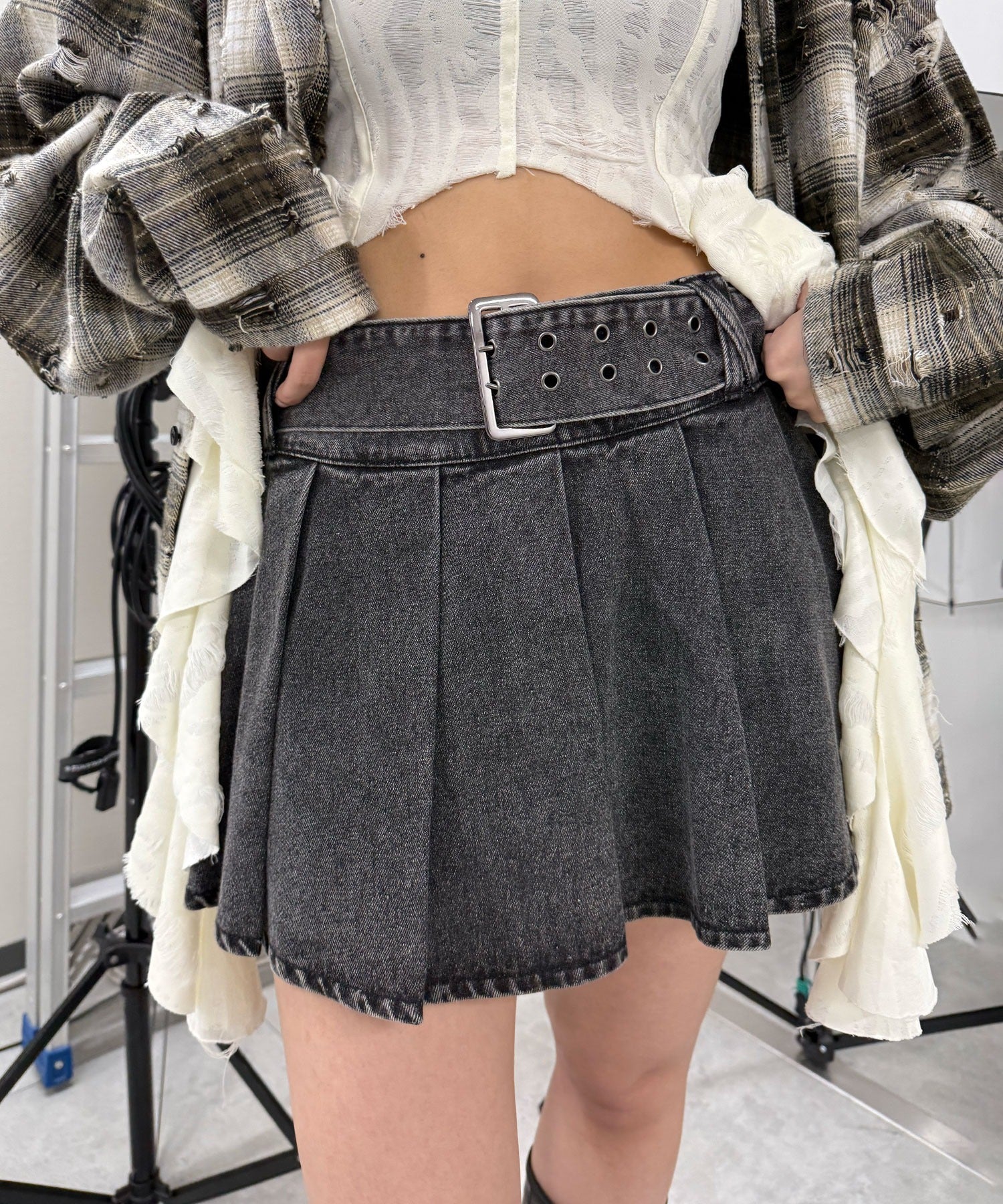 アイレットベルトデニムプリーツミニスカパン - Image 10