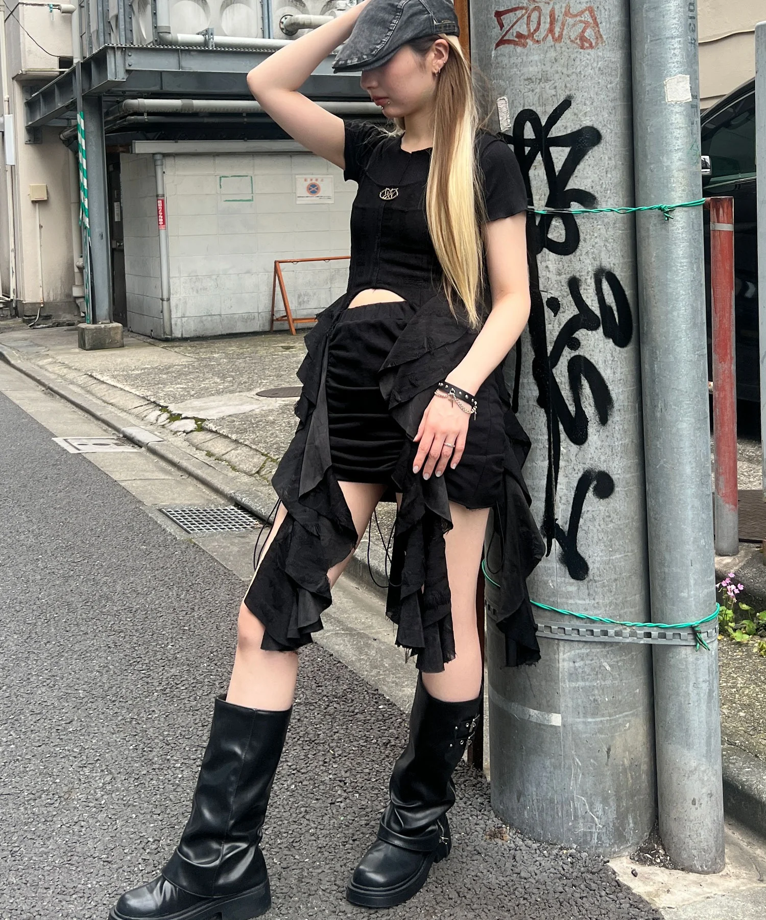 メタルバッジサイドフリルキャミ - Image 11