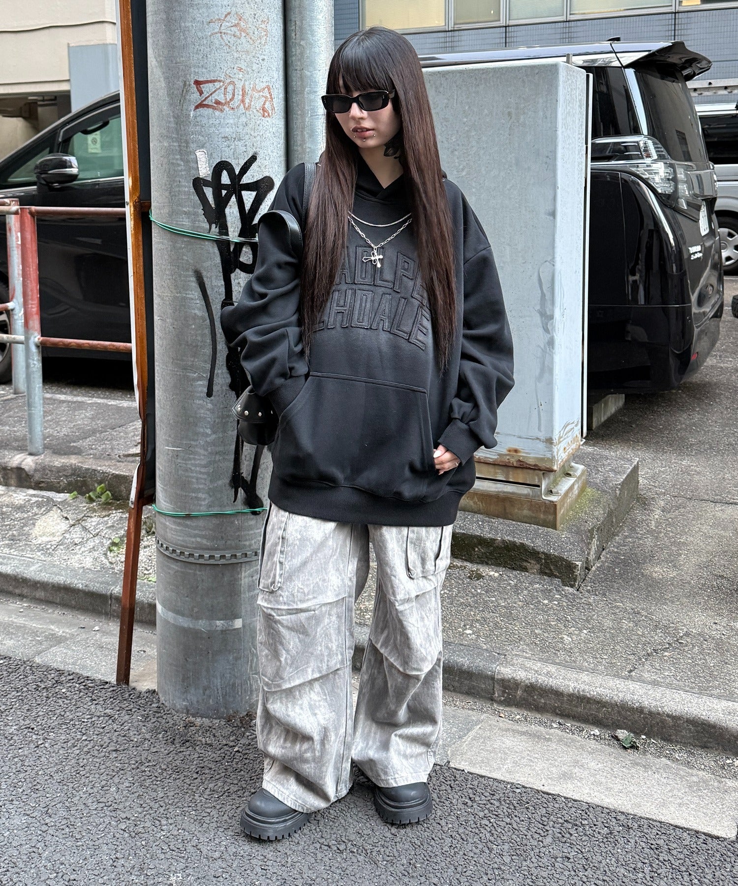クロスネックレス付きパーカー - Image 10