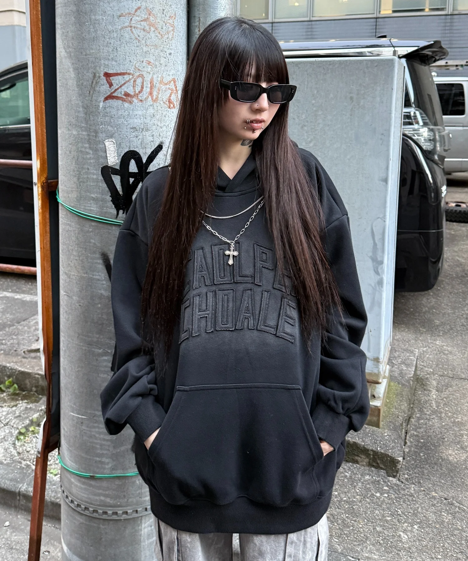 クロスネックレス付きパーカー - Image 2
