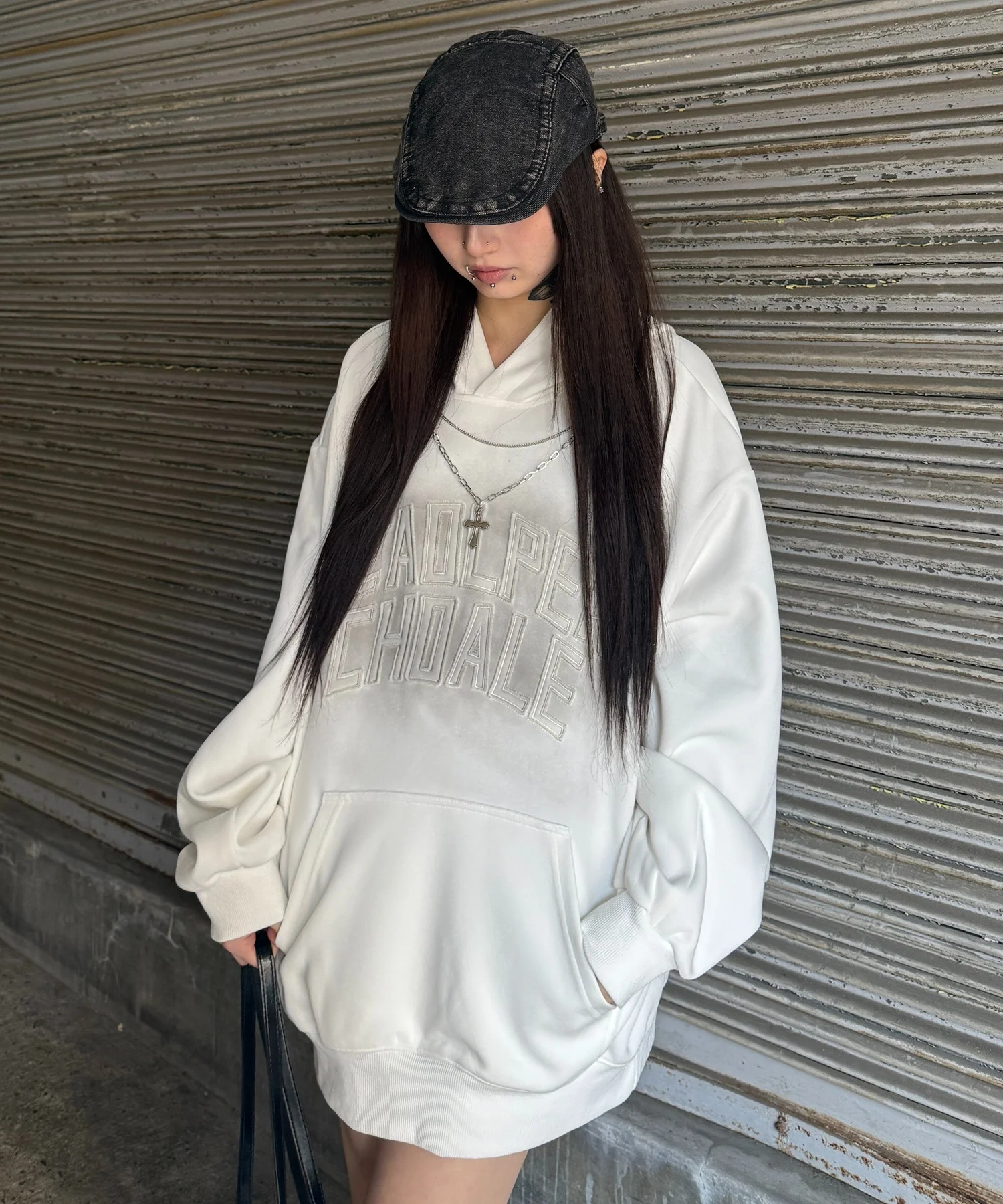 クロスネックレス付きパーカー - Image 3