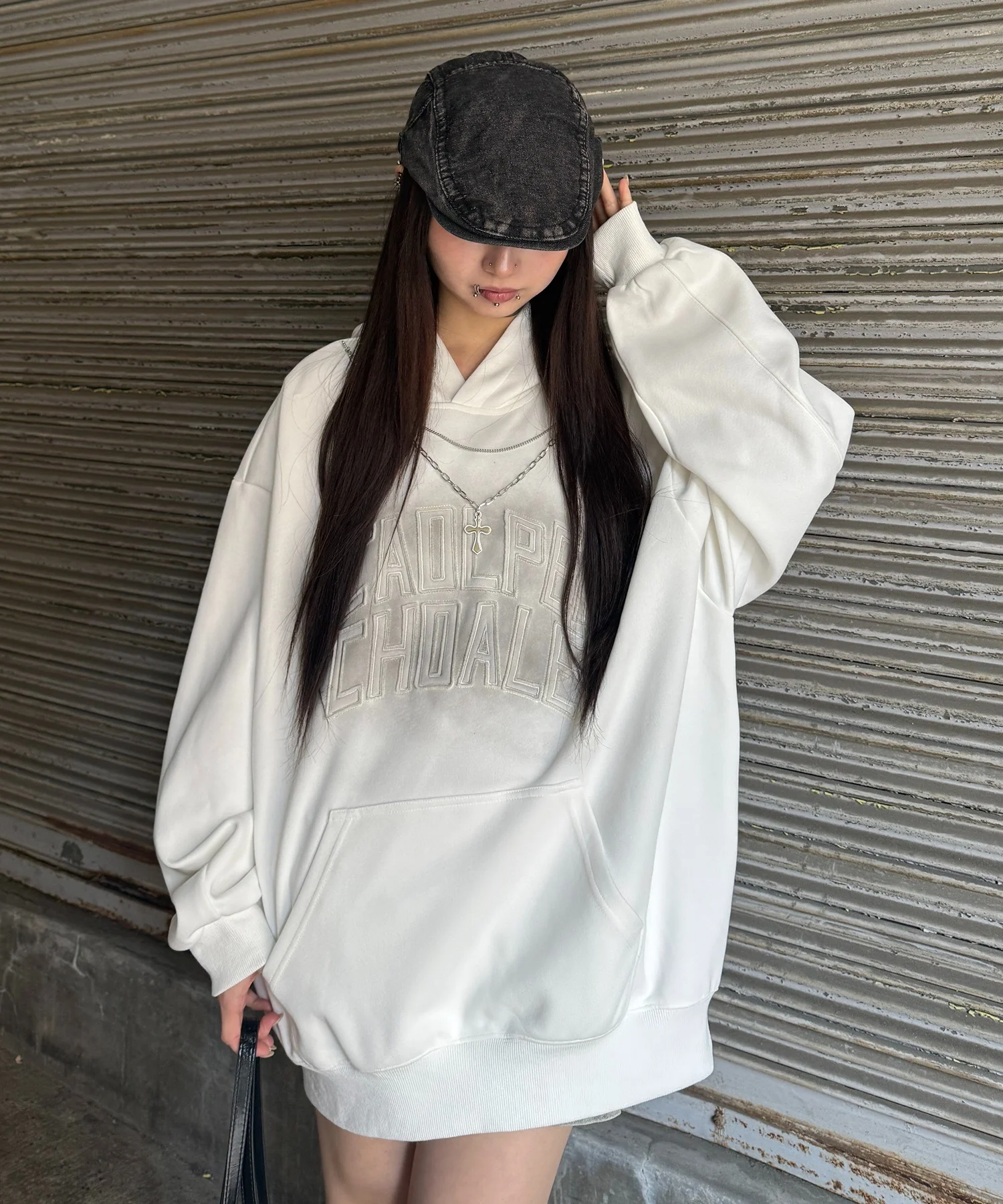 クロスネックレス付きパーカー - Image 4