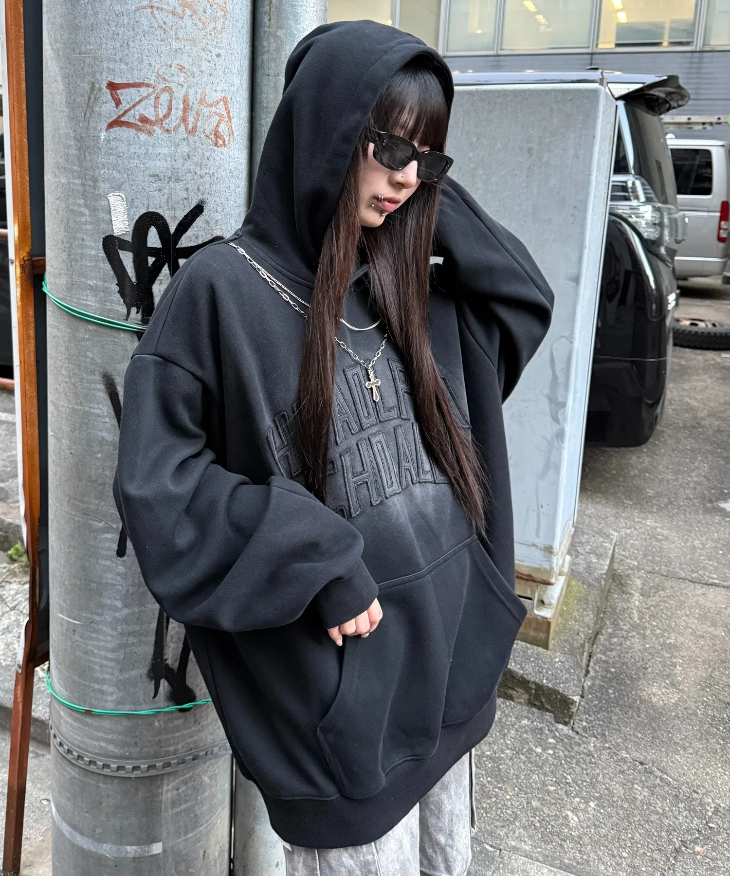 クロスネックレス付きパーカー - Image 8