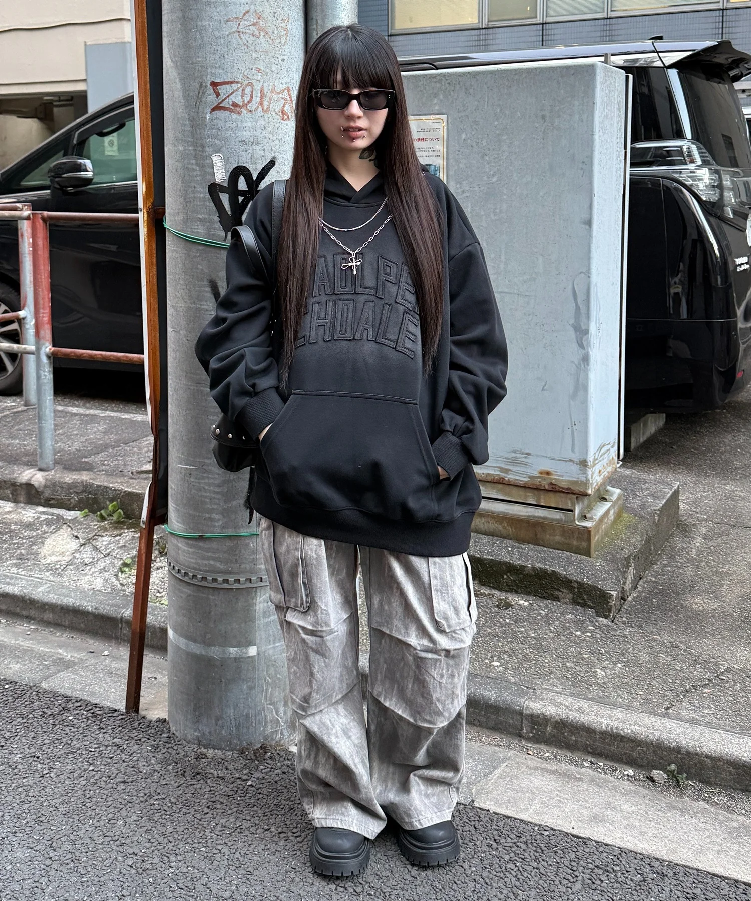 クロスネックレス付きパーカー - Image 9