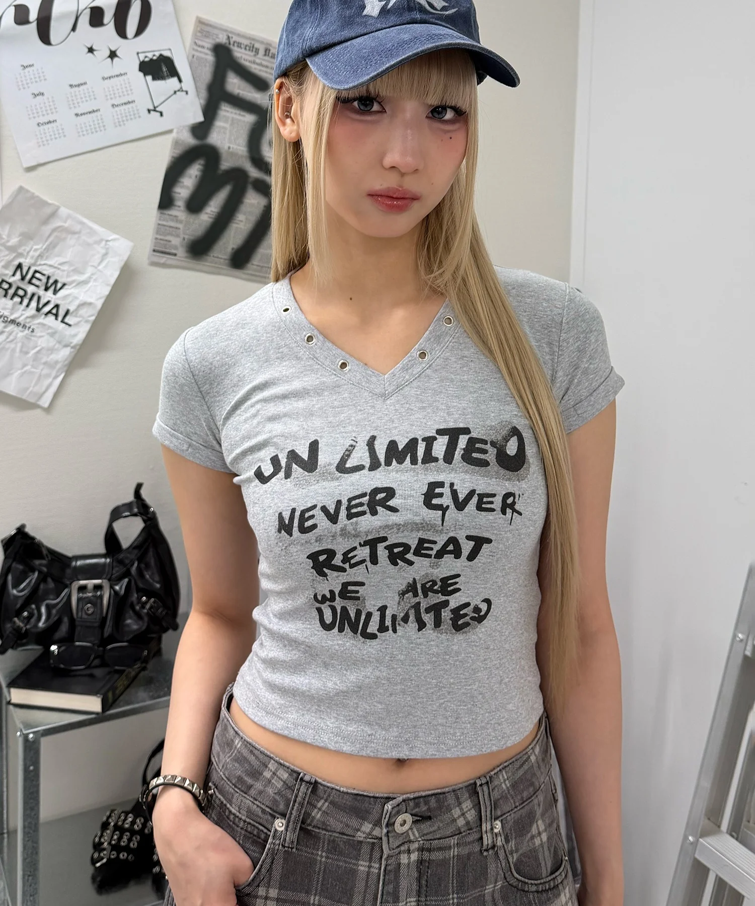 アイレットVネックTシャツ - Image 3