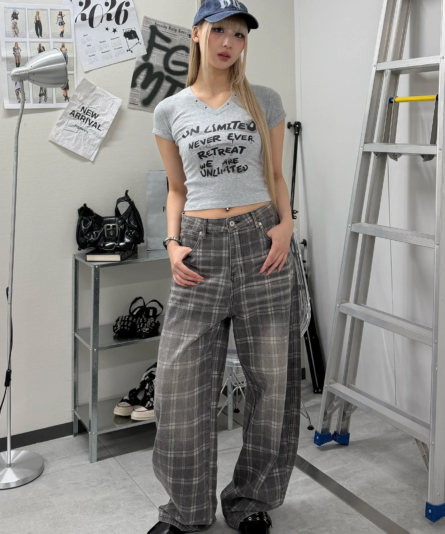アイレットVネックTシャツ - Image 4