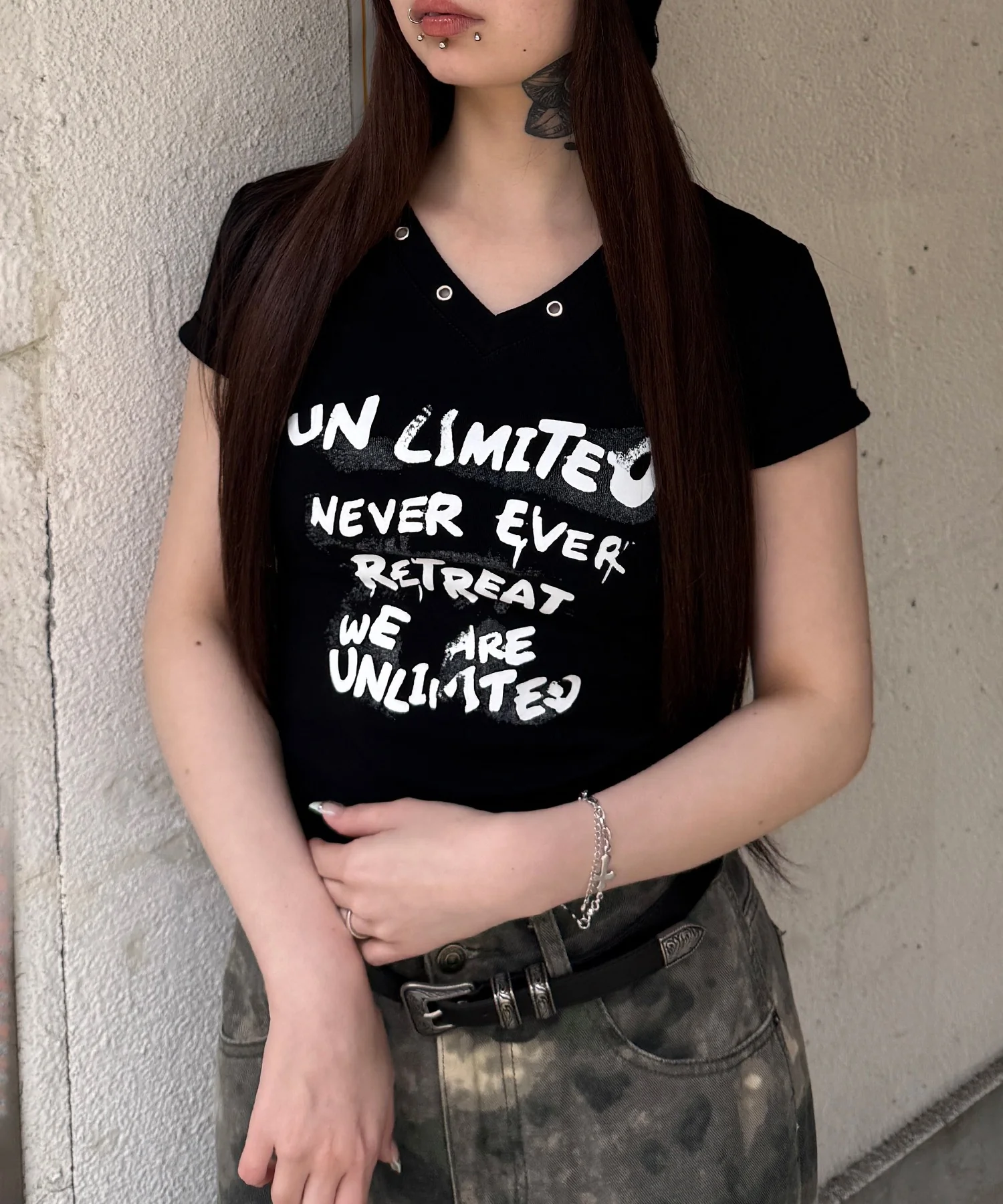 アイレットVネックTシャツ - Image 5