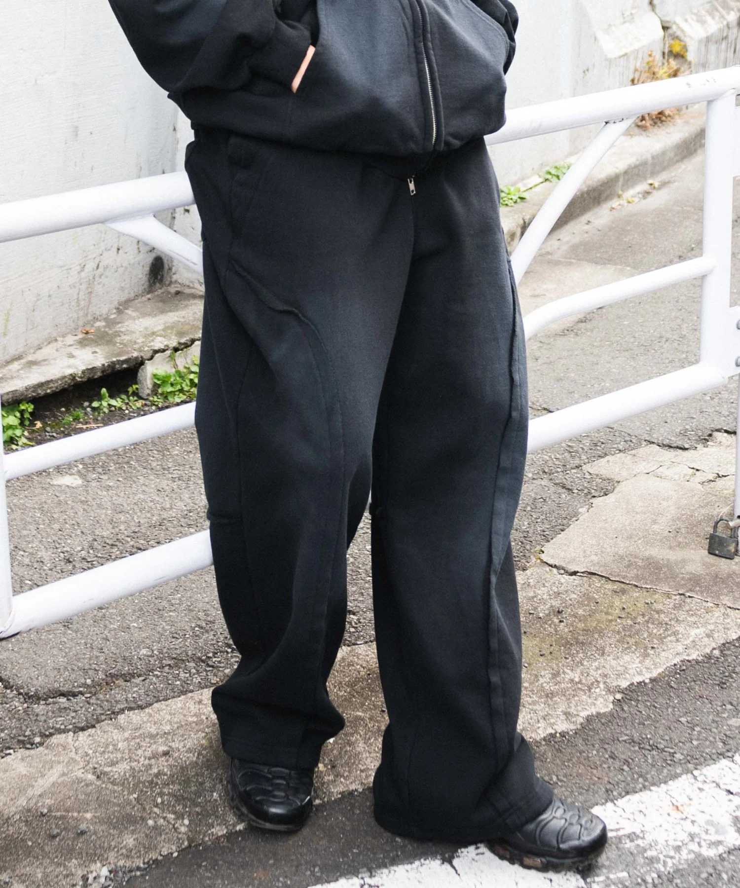 グラフィックスウェットパンツ - Image 18