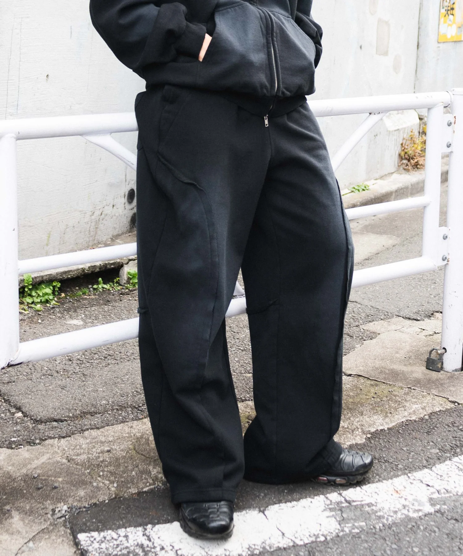 グラフィックスウェットパンツ - Image 2