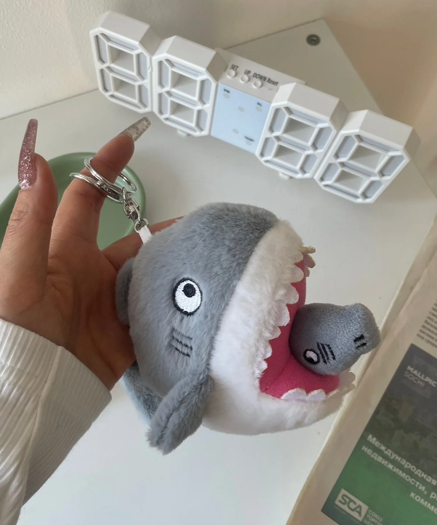 ふりふりシャークぬいぐるみキーホルダー - Image 3