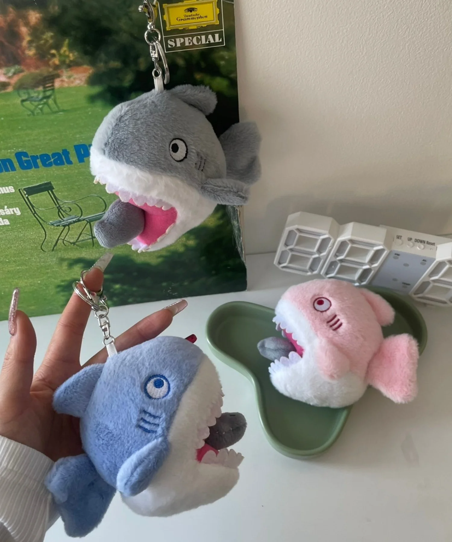 ふりふりシャークぬいぐるみキーホルダー - Image 4