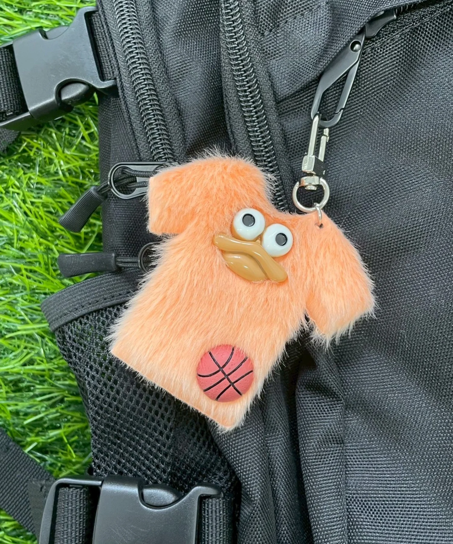 イケイケスポーツユニフォームモンスターぬいぐるみキーホルダー - Image 2